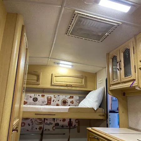 캠프장 Sunny House Caravans 소조폴