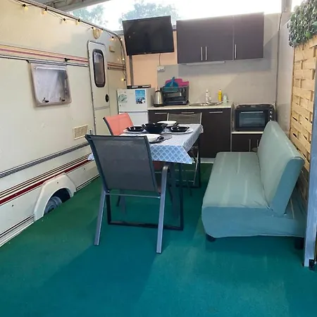 캠프장 Sunny House Caravans 소조폴